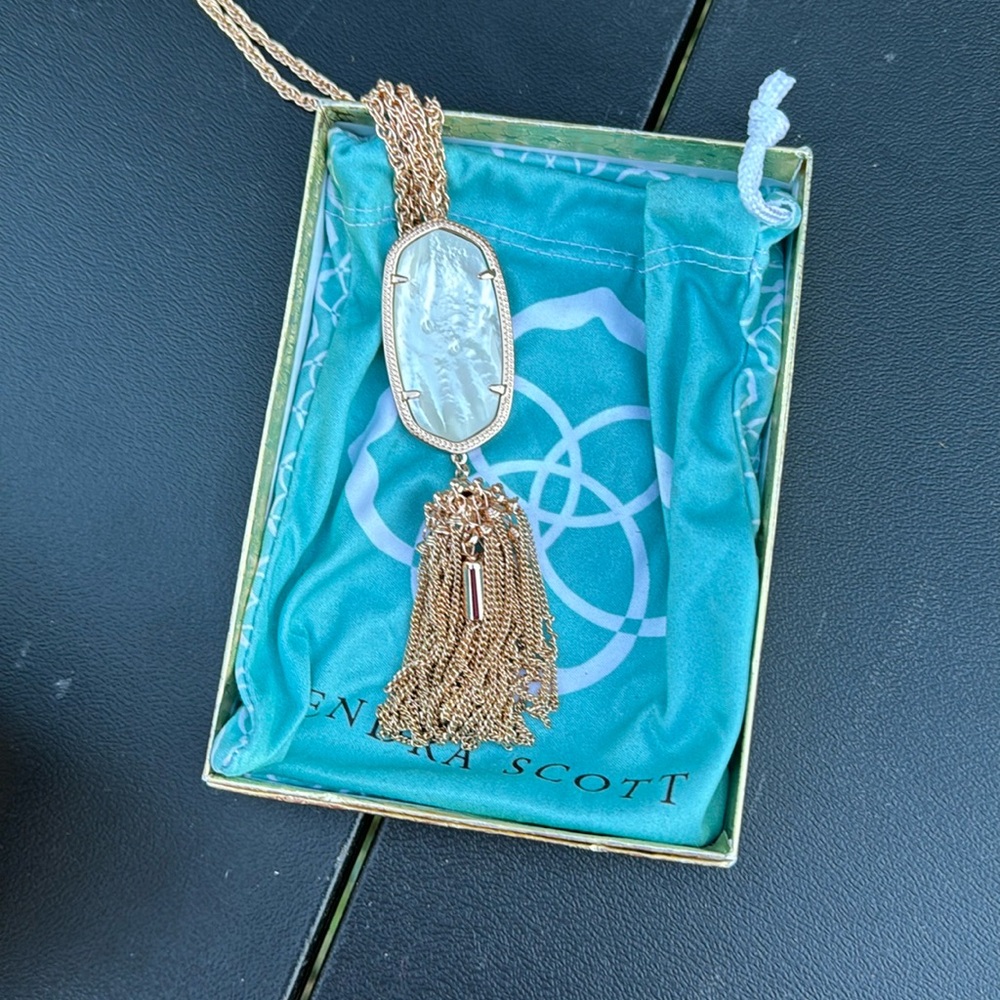 Kendra Scott necklace